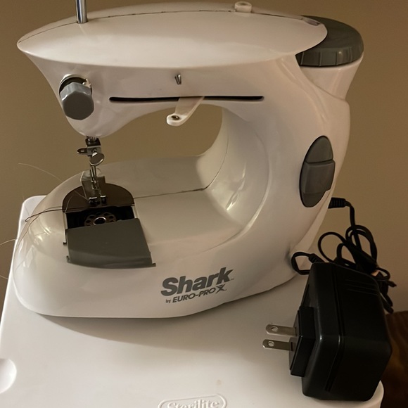 Mini sewing machine - Picture 4 of 10